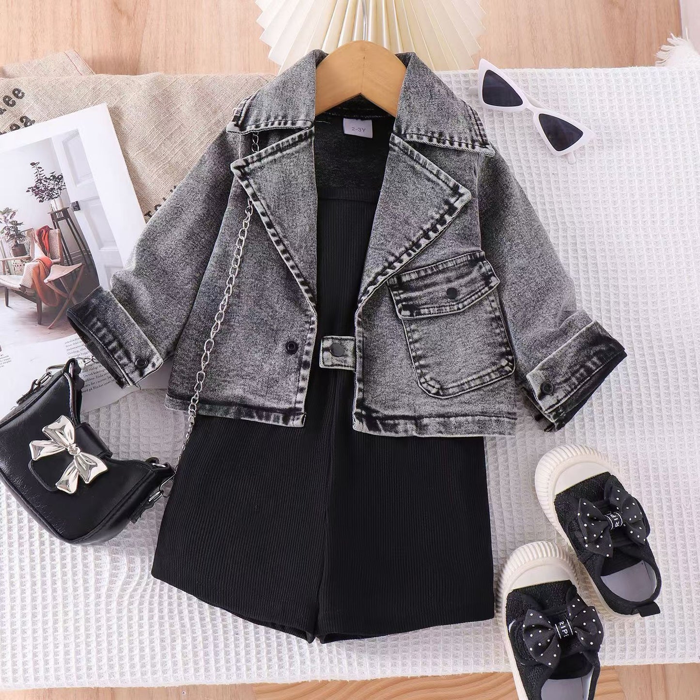 Conjunto de niña negro y vaqueros 
