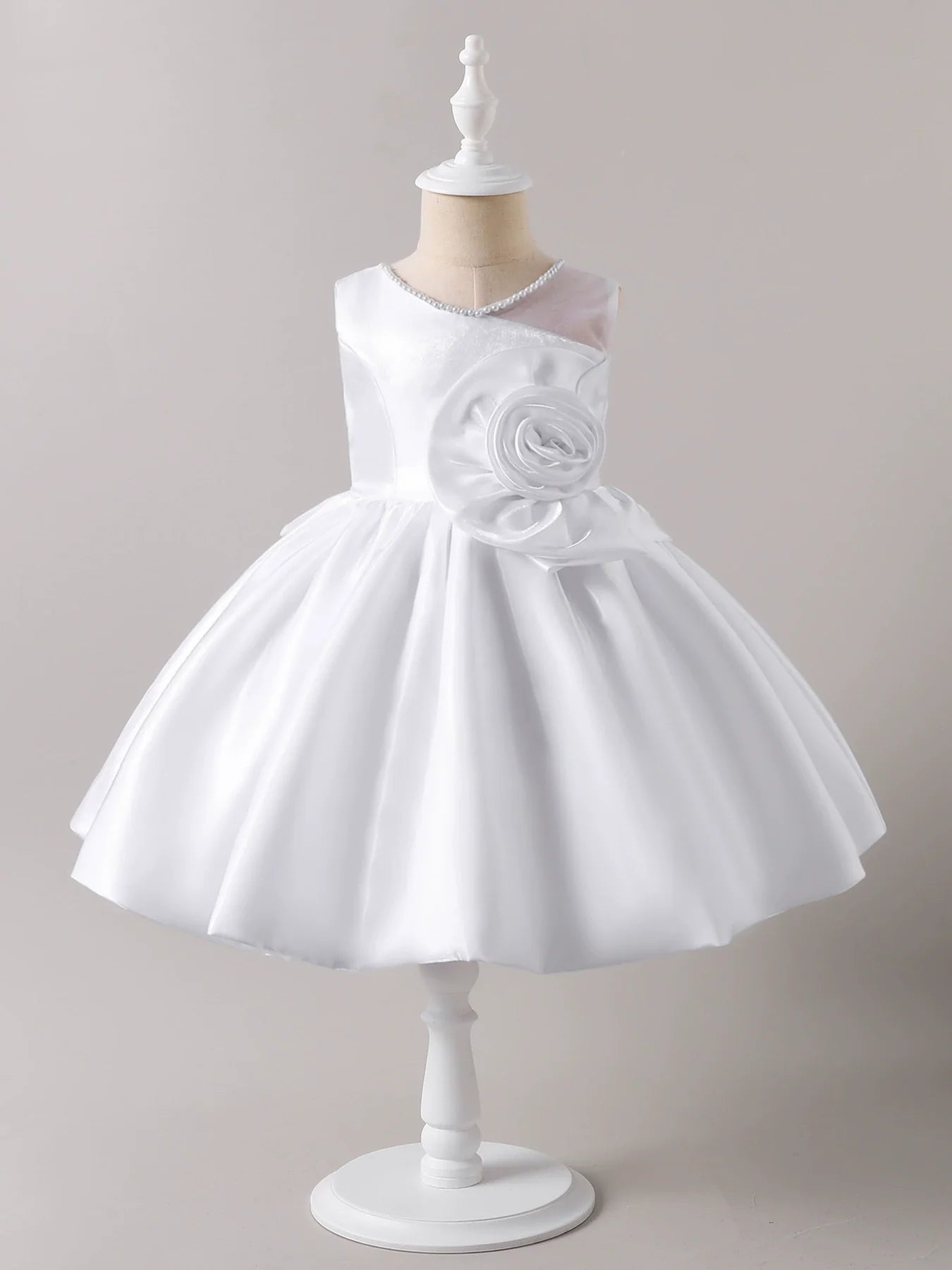 Vestido de fiesta con flores de perla 