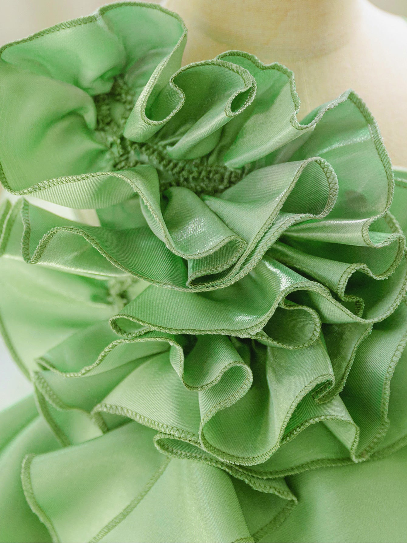 Vestido de fiesta infantil con flores abullonadas 