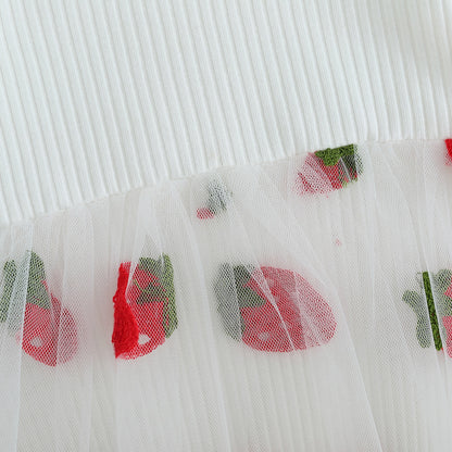 Cuerpo de niños con fresas