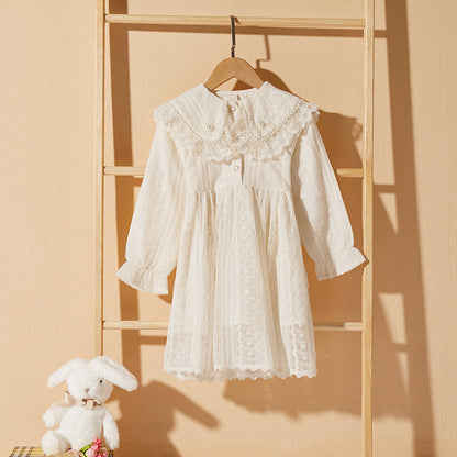 Vestido vintage infantil con cuello de encaje. 
