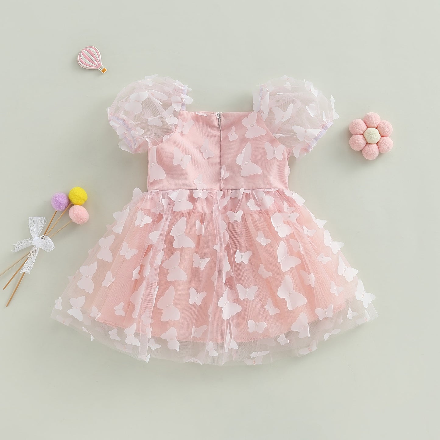Vestido infantil de tul azul con flores de colores.