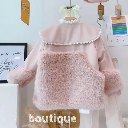 Abrigo infantil con detalles de piel. 