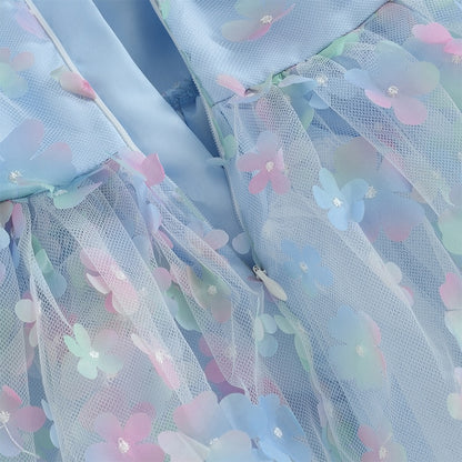 Vestido infantil de tul azul con flores de colores.