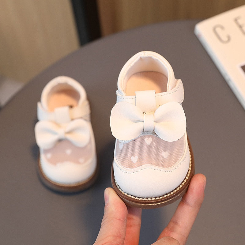 Zapato infantil vintage con lazo y corazón 