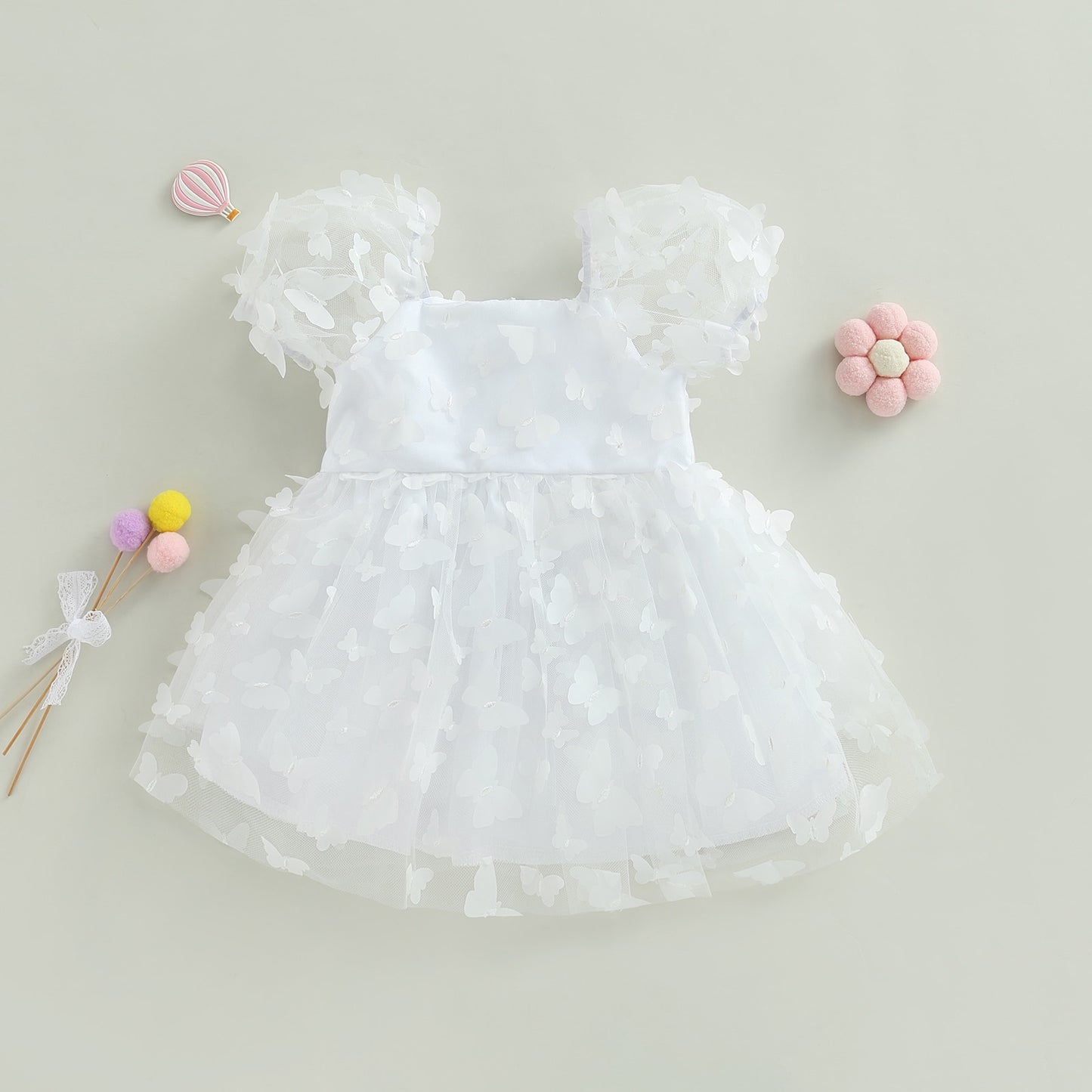 Vestido infantil de tul azul con flores de colores.