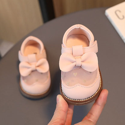 Zapato infantil vintage con lazo y corazón 