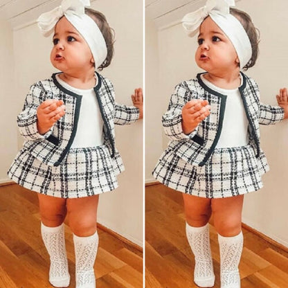 Conjunto infantil de cuadros blancos y negros 