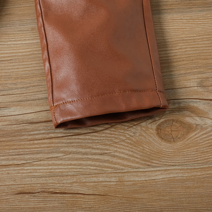 Conjunto infantil con pantalón marrón con cinturón.