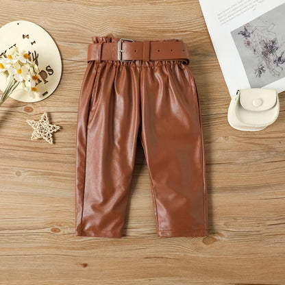 Conjunto infantil con pantalón marrón con cinturón.