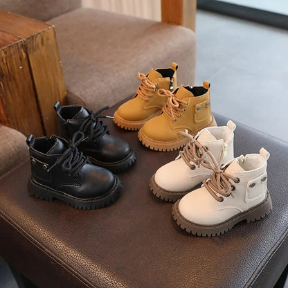 Bota infantil con botón pequeño