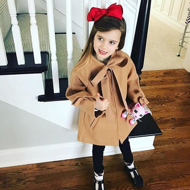 Abrigo infantil con pajarita 
