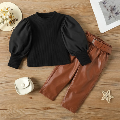 Conjunto infantil con pantalón marrón con cinturón.