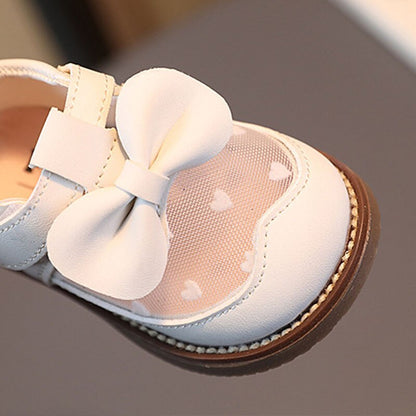 Zapato infantil vintage con lazo y corazón 