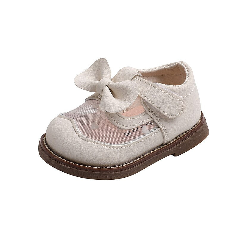 Zapato infantil vintage con lazo y corazón 