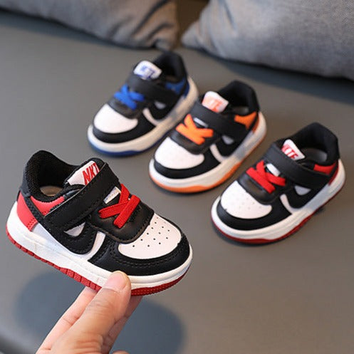Zapatillas deportivas para niños NK en tres colores 