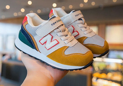 Nuevas zapatillas coloridas para niños 