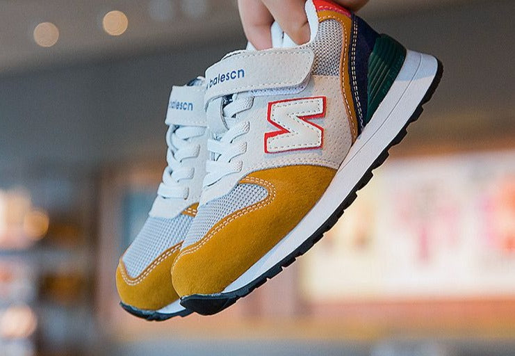 Nuevas zapatillas coloridas para niños 