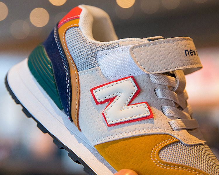 Nuevas zapatillas coloridas para niños 