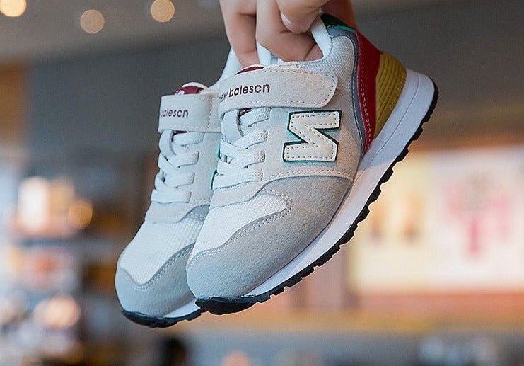 Nuevas zapatillas coloridas para niños 