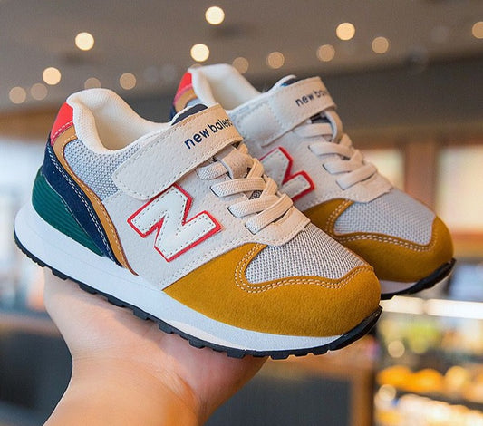 Nuevas zapatillas coloridas para niños 