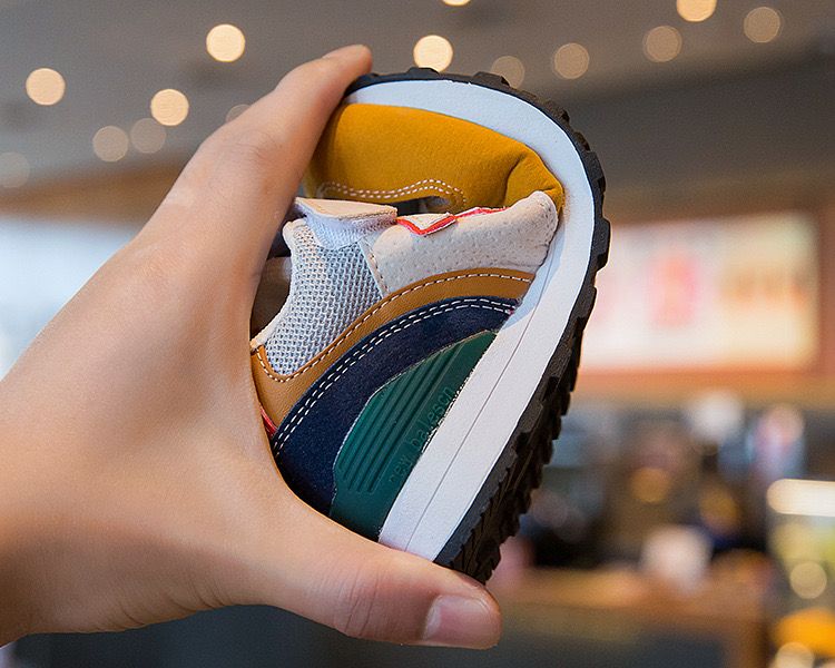 Nuevas zapatillas coloridas para niños 