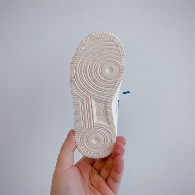 Zapatillas NK blancas y azules para niños 