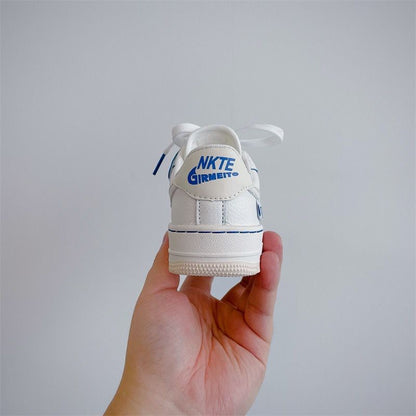 Zapatillas NK blancas y azules para niños 