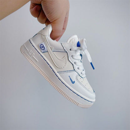 Zapatillas NK blancas y azules para niños 