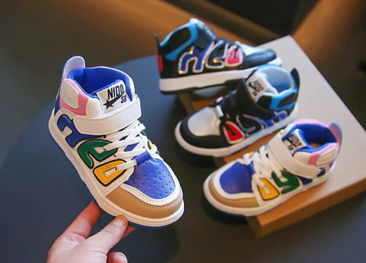 أحذية رياضية بألوان مختلفة للأطفال