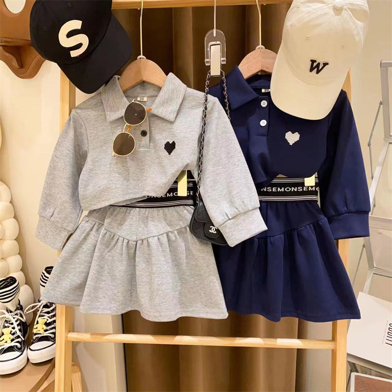 مجموعة أطفال مع طوق قلب صغير