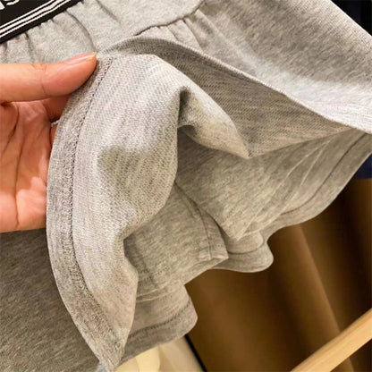 مجموعة أطفال مع طوق قلب صغير