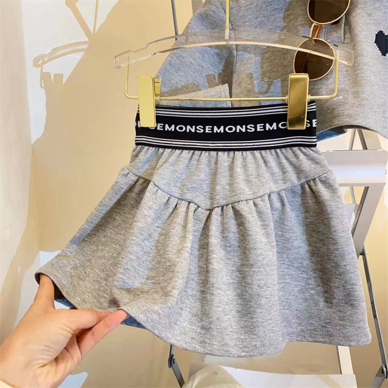 مجموعة أطفال مع طوق قلب صغير