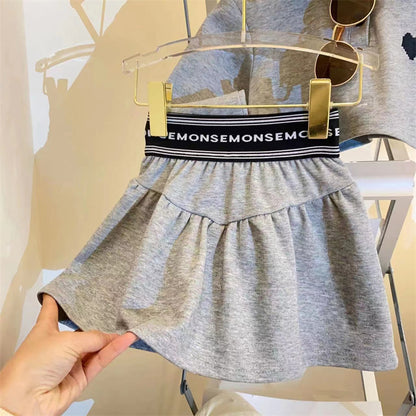 مجموعة أطفال مع طوق قلب صغير