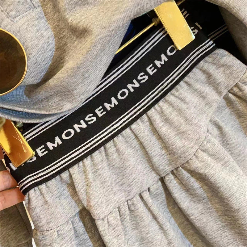 مجموعة أطفال مع طوق قلب صغير