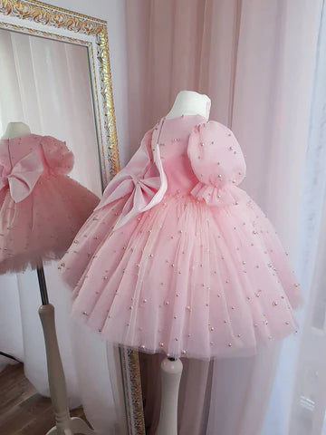 Vestido de fiesta rosa con perlas y lazo 