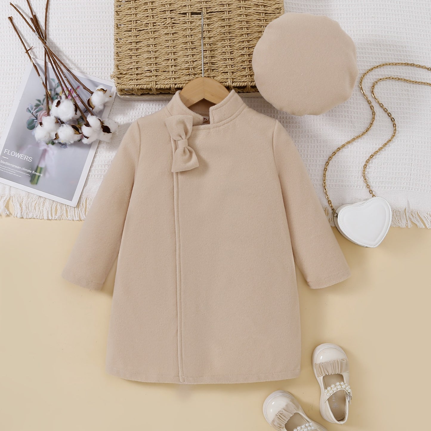 معطف بناتي مع تفاصيل فيونكة وقبعة 