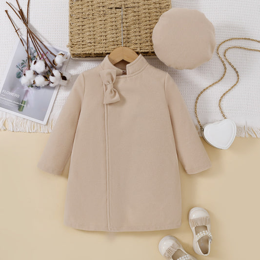 معطف بناتي مع تفاصيل فيونكة وقبعة 