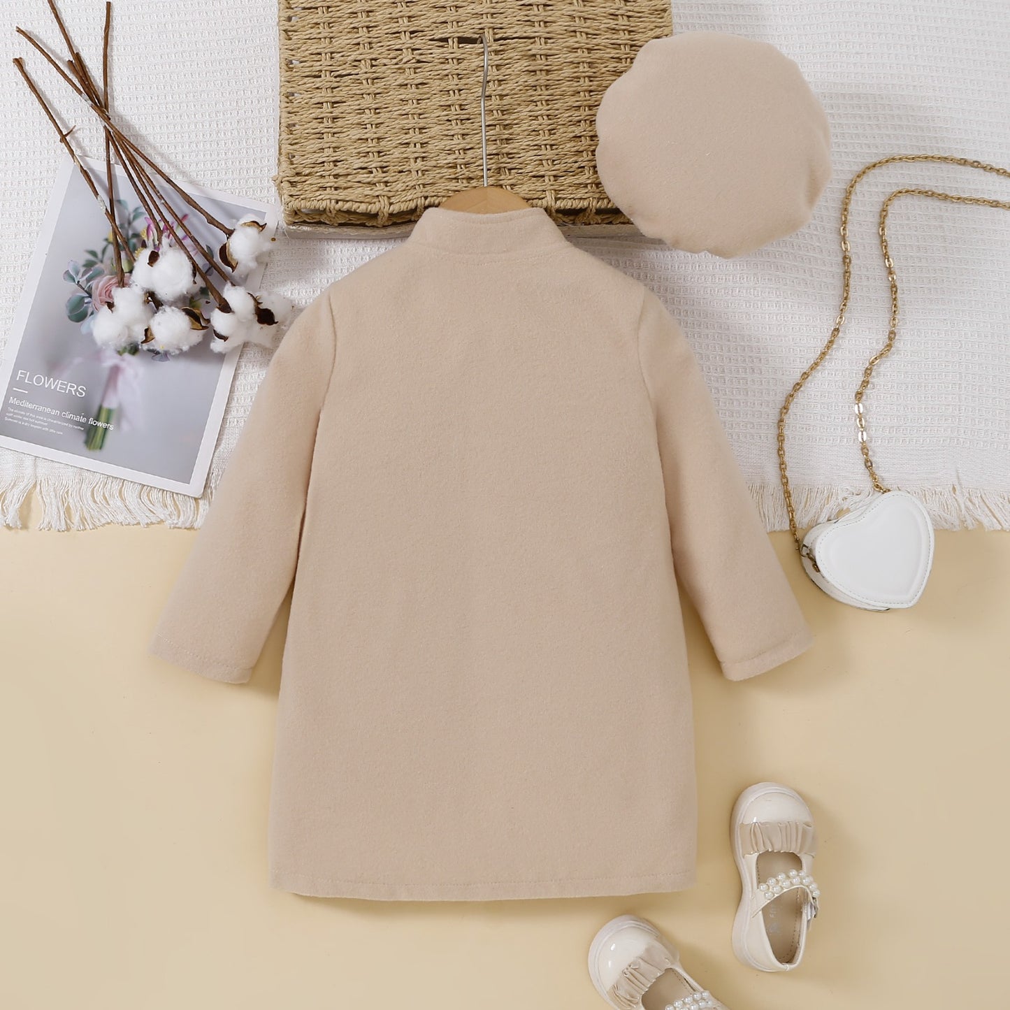 معطف بناتي مع تفاصيل فيونكة وقبعة 