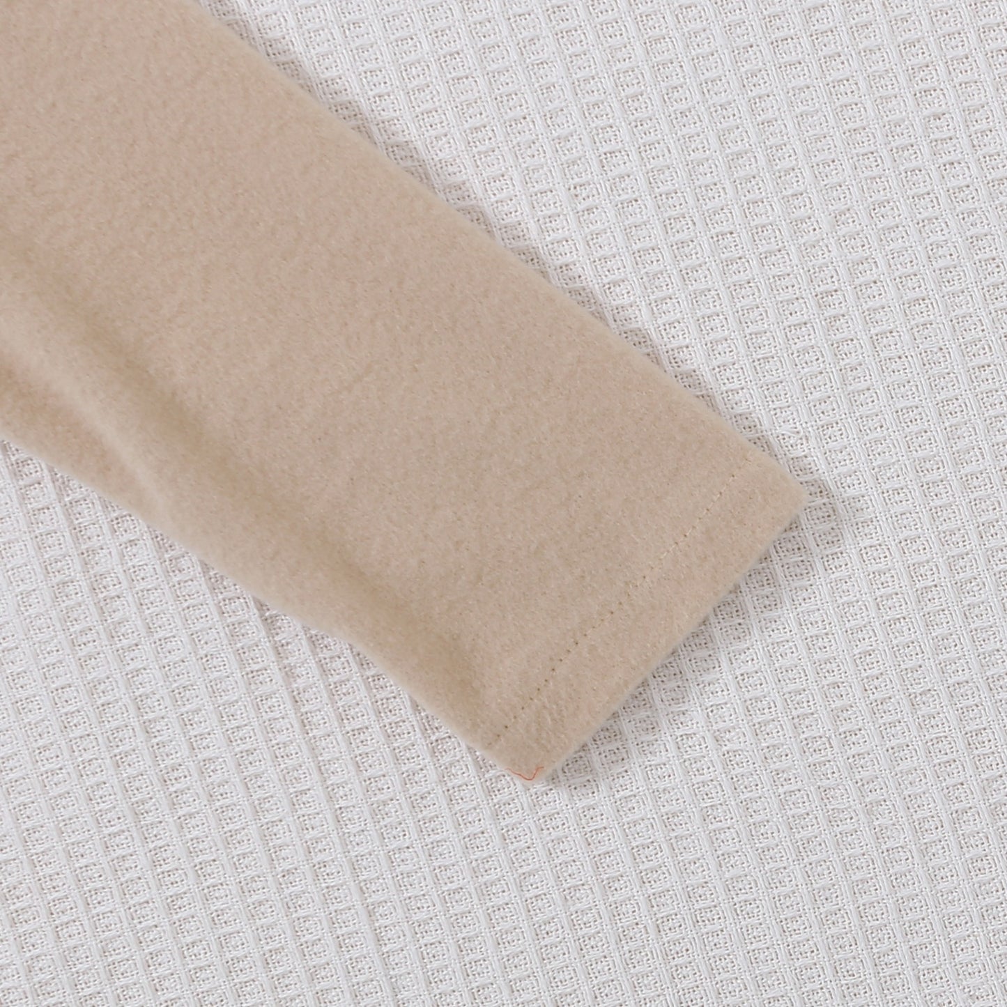 معطف بناتي مع تفاصيل فيونكة وقبعة 