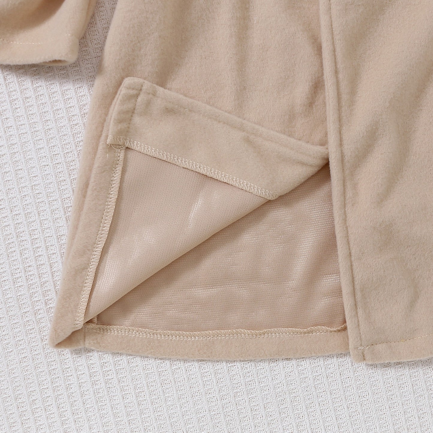 معطف بناتي مع تفاصيل فيونكة وقبعة 