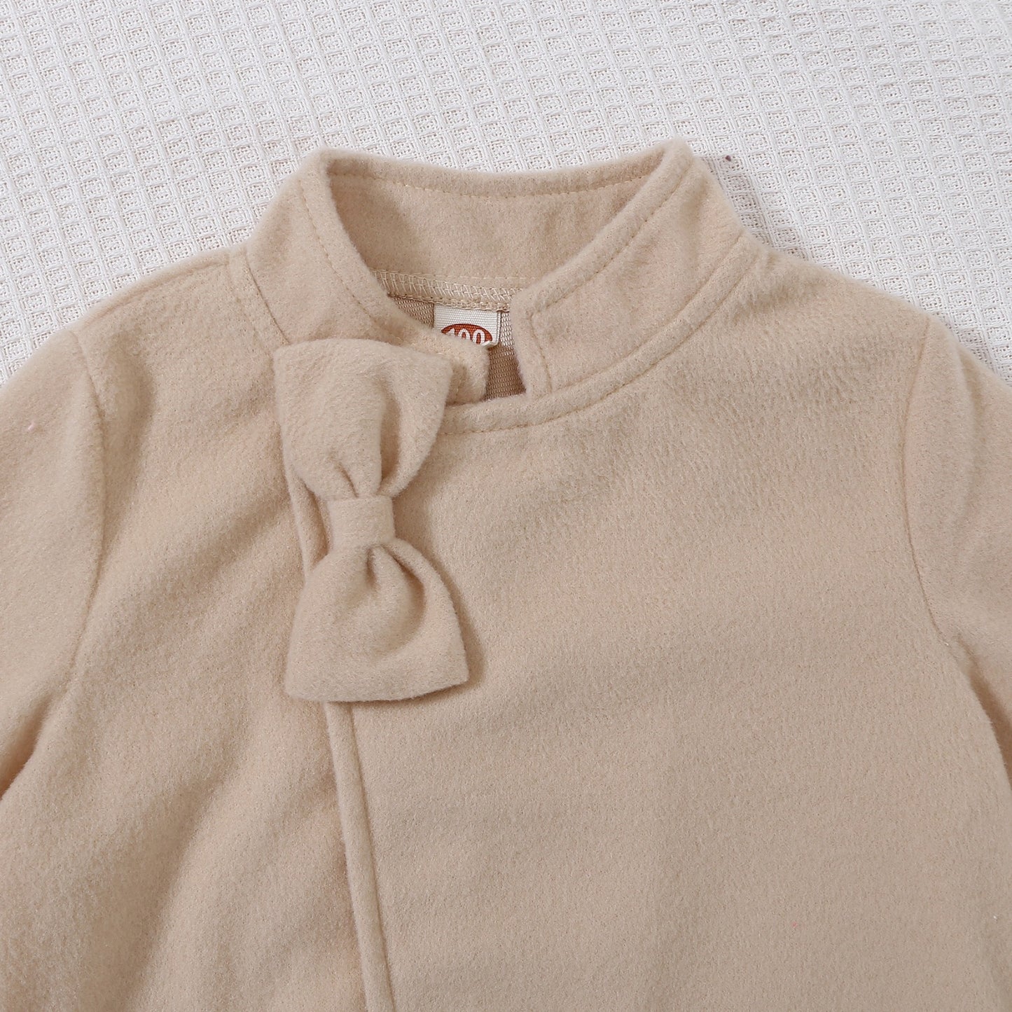 معطف بناتي مع تفاصيل فيونكة وقبعة 