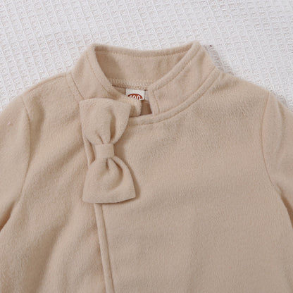 معطف بناتي مع تفاصيل فيونكة وقبعة 