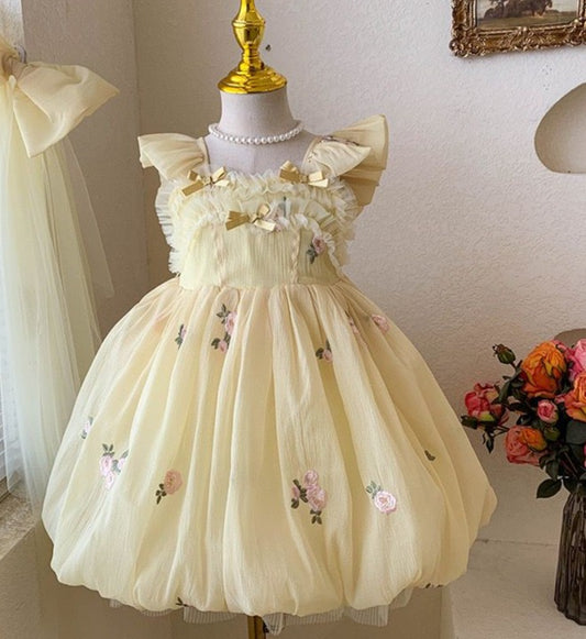 Vestido infantil amarillo con lazo de flores pequeñas 
