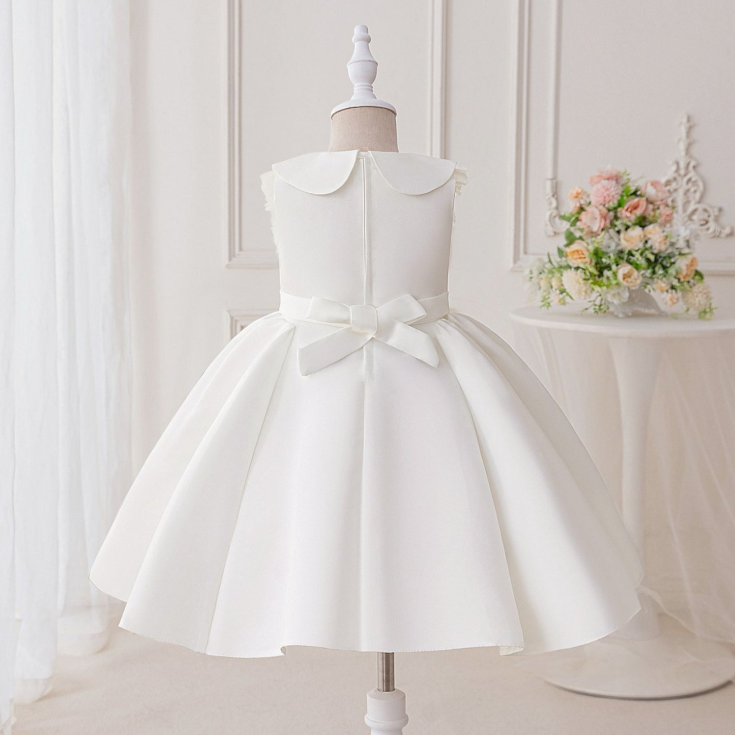 Vestido infantil blanco con cuello 