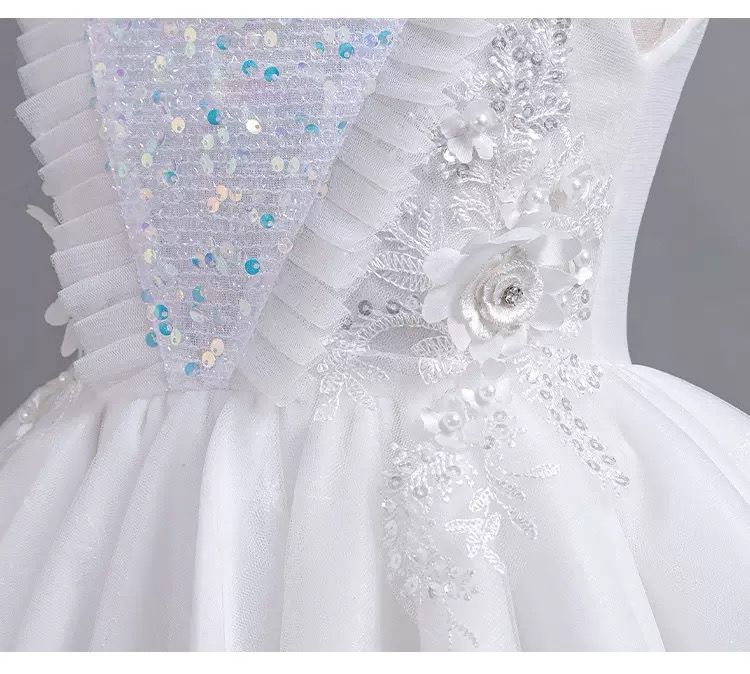 Vestido de fiesta infantil con flores brillantes 