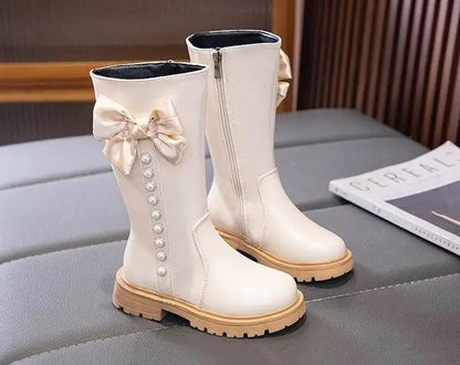 Botines infantiles con lazo y perlas 