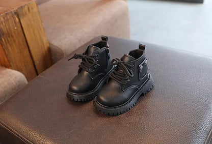 Bota infantil con botón pequeño