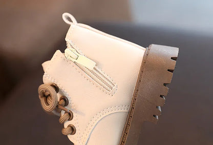 Bota infantil con botón pequeño