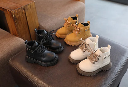 Bota infantil con botón pequeño